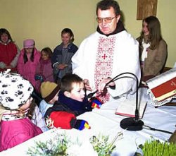 Najmla?i pokušavaju izmoliti O?e  naš do kraja.