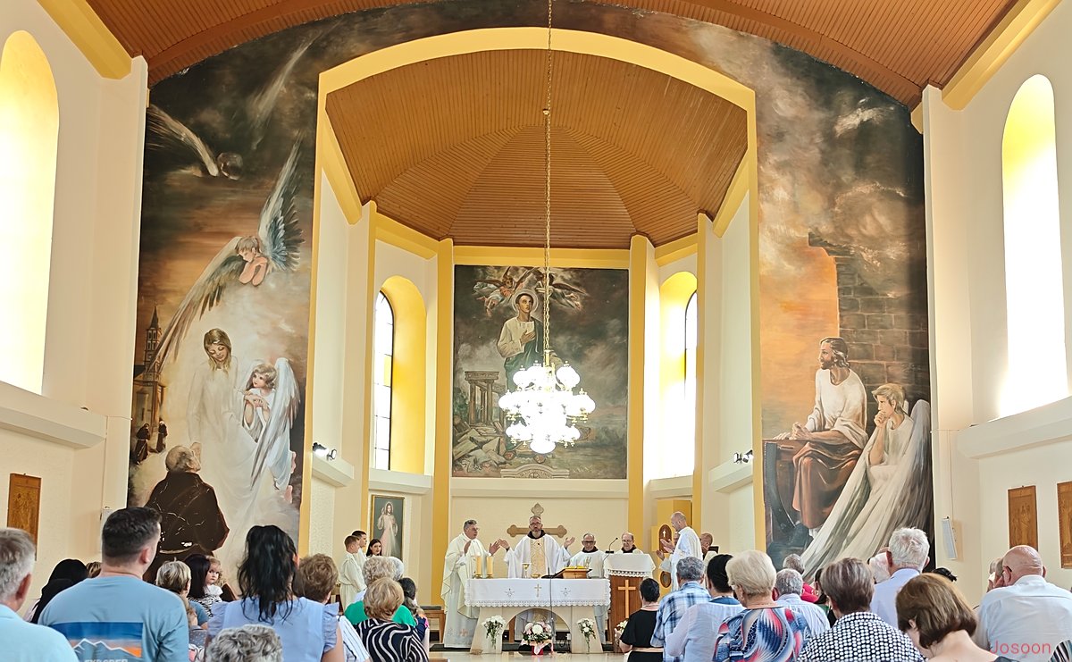 Umjetnikov doživljaj Gospe od Anđela na pregradnom zidu crkve.