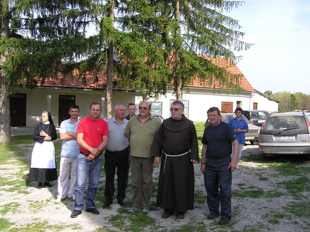 Župnik fra Dujo i udomitelji